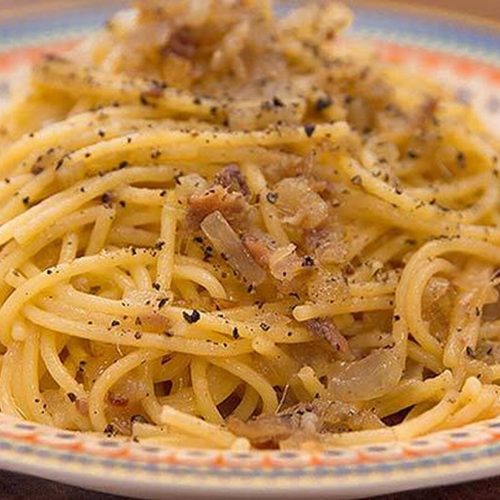 Spaghetti with anchovies and onions